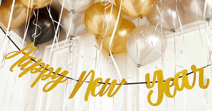 New year's eve party ideas with gold and white balloons with a gold new years sign