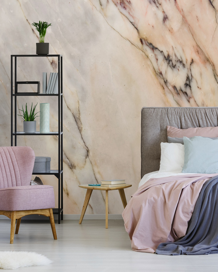 luxe-decor-bedroom-with-marble-mural