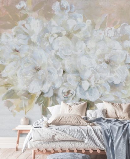 vit anpassningsbar blommig tapet väggmålning kallad Sun Bleached Bouquet för vardagsrum och kök