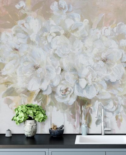 mural de papel pintado floral personalizable blanco llamado Sun Bleached Bouquet para salas de estar y cocinas