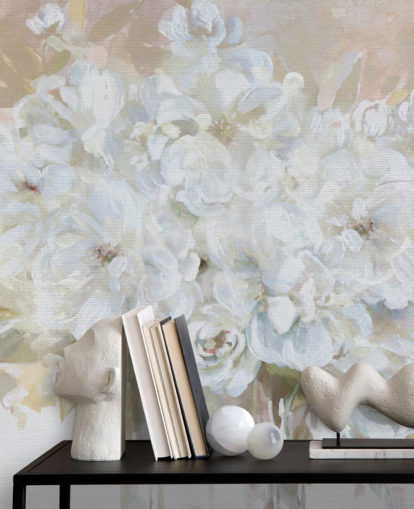 mural de papel de parede floral personalizável branco chamado Sun Bleached Bouquet para salas de estar e cozinhas