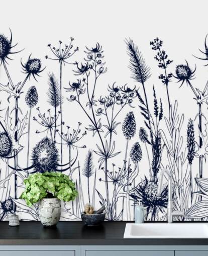 mural de papel pintado de cardo azul y blanco llamado Hierbas y flores silvestres para dormitorios y cocinas