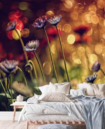 Papel pintado de flores moradas contra flores rojas