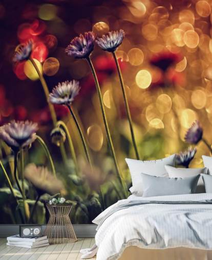 Paarse bloemen tegen rode bloem behang