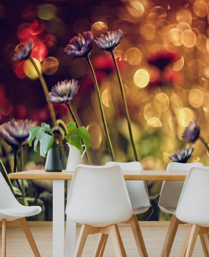 Lila blommor mot röd blomma Bakgrund