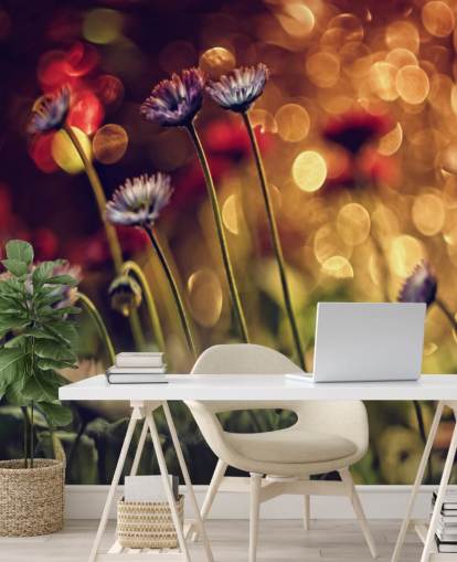 Flores roxas contra papel de parede de flor vermelha