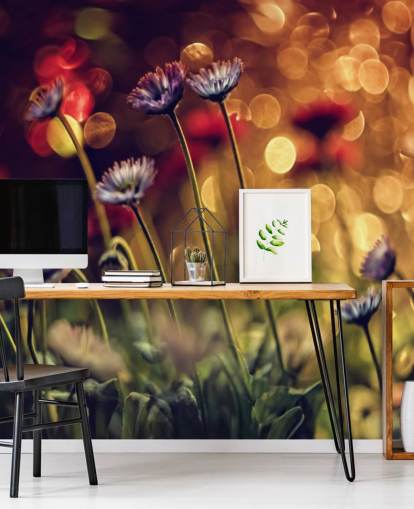 Papel pintado de flores moradas contra flores rojas