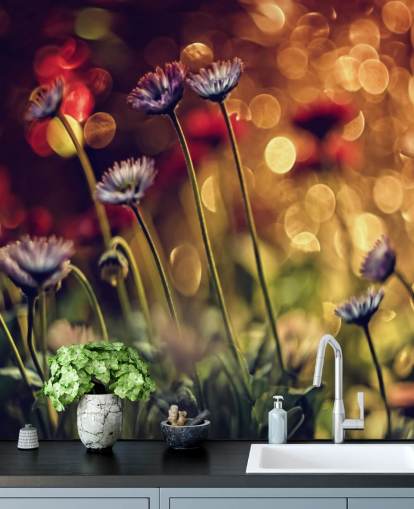 Papel pintado de flores moradas contra flores rojas