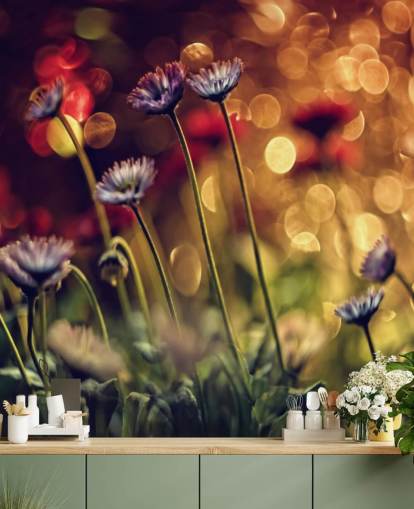 Paarse bloemen tegen rode bloem behang