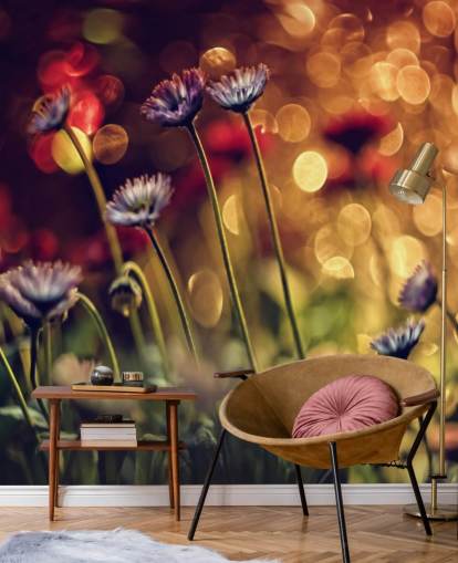 Papel pintado de flores moradas contra flores rojas