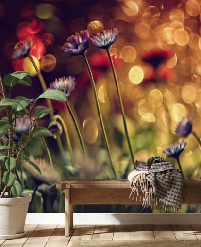 Paarse bloemen tegen rode bloem behang Paarse bloemen tegen rode bloem behang