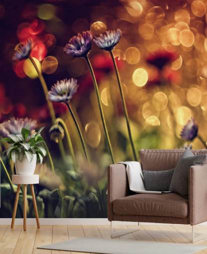 Papel pintado de flores moradas contra flores rojas