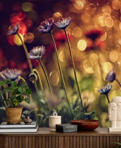 Papel pintado de flores moradas contra flores rojas