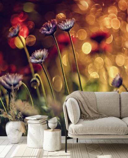 Flores roxas contra papel de parede de flor vermelha Flores roxas contra papel de parede de flor vermelha