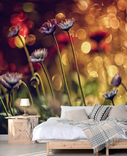 Lila blommor mot röd blomma Bakgrund Lila blommor mot röd blomma Bakgrund