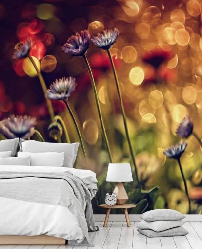 Paarse bloemen tegen rode bloem behang