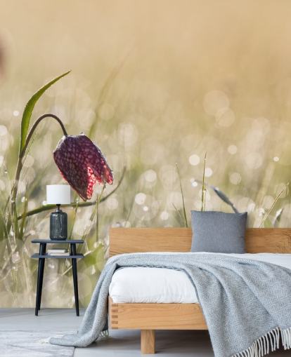 Rode tulp in veld bedekt met regendruppels muurschildering