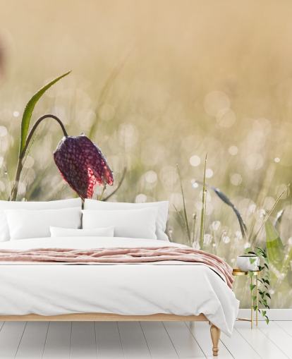 Decorazione murale con tulipano rosso in campo ricoperto di gocce di pioggia