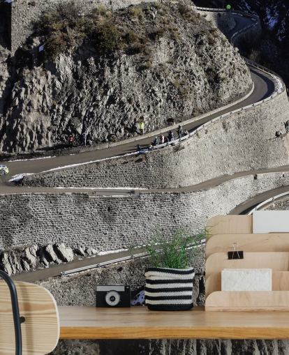 mural de papel de parede de motorista de rali personalizável chamado Mikko Hirvonen Hairpin Turn para escritórios domésticos e cavernas masculinas