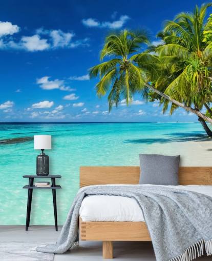 Palm Tree på vit slipad tropisk strand Bakgrund