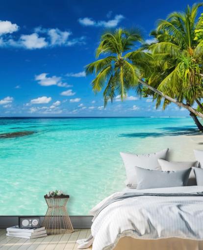 Palm Tree på vit slipad tropisk strand Bakgrund