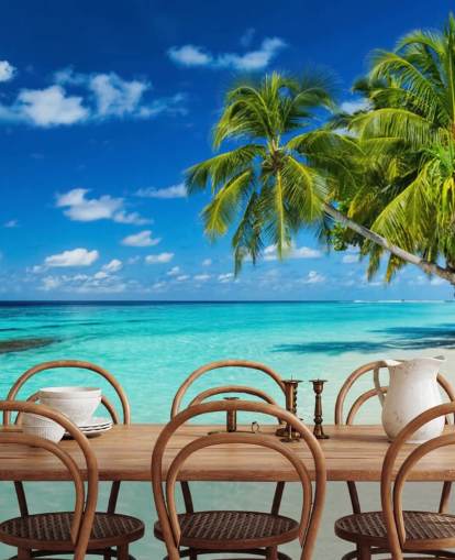 Palmboom op wit geschuurd tropisch strandbehang