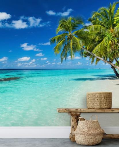 Palmboom op wit geschuurd tropisch strandbehang