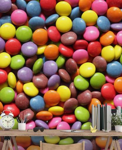 mural de papel pintado de chocolates de colores arcoíris llamado Colourful Sweets para dormitorios de niños, tiendas de dulces y negocios