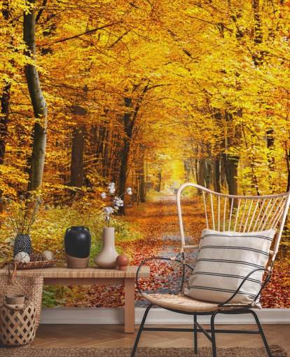 gelbe und orangefarbene Waldtapete namens Herbstwald mit gelben Blättern für Lounges, Heimbüros und Schlafzimmer