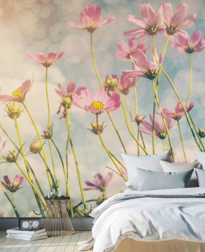 Decorazione murale con fiori rosa in un campo 