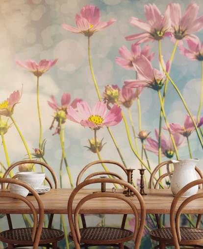 Decorazione murale con fiori rosa in un campo Decorazione murale con fiori rosa in un campo