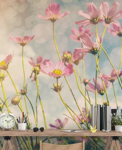 Lyserøde blomster i et felt vægmaleri 