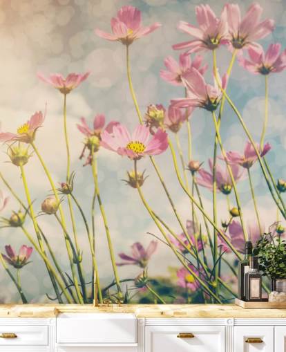 Rosa blomster i et felt veggmaleri 