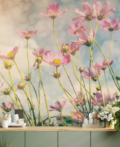 Decorazione murale con fiori rosa in un campo Decorazione murale con fiori rosa in un campo