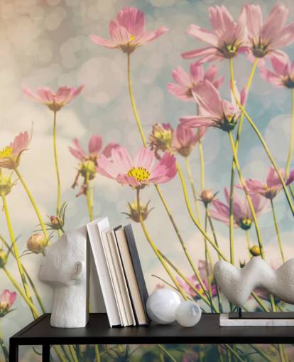 Decorazione murale con fiori rosa in un campo 