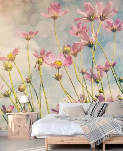 Decorazione murale con fiori rosa in un campo 
