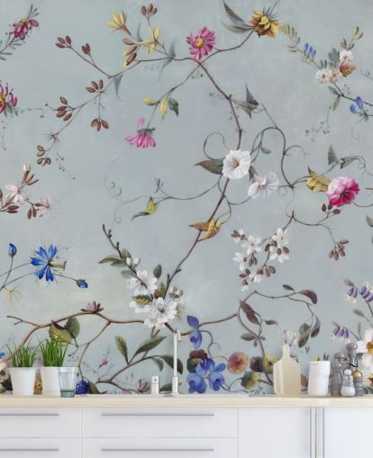 blaues Tapetenbild mit Blumenmuster namens Floral Heaven von Marina Stupakova für Schlafzimmer und Wohnzimmer