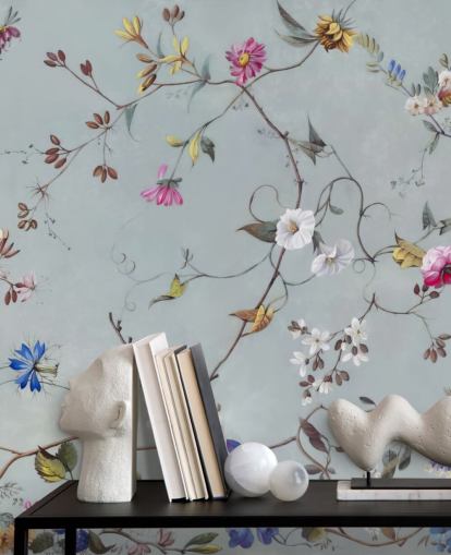 blaues Tapetenbild mit Blumenmuster namens Floral Heaven von Marina Stupakova für Schlafzimmer und Wohnzimmer