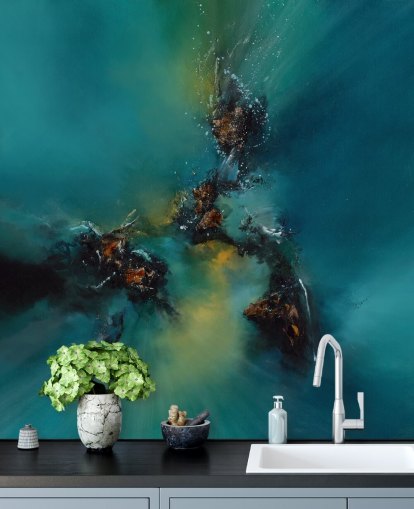 blauwe aanpasbare abstracte behangmuurschildering genaamd Sky Spirit van Alison Johnson voor slaapkamers, badkamers en meer