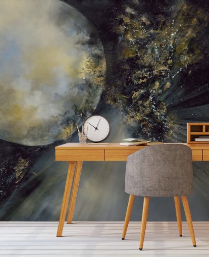 mural de papel pintado abstracto dorado, blanco y negro llamado Talking to the Moon de Alison Johnson para dormitorios