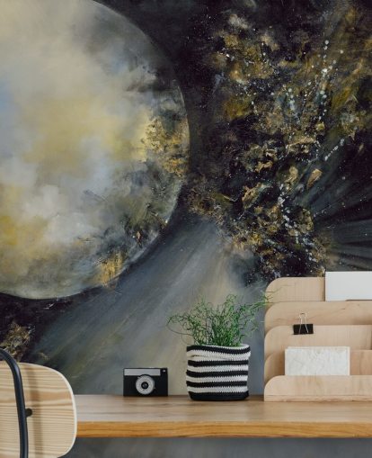 mural de papel pintado abstracto dorado, blanco y negro llamado Talking to the Moon de Alison Johnson para dormitorios