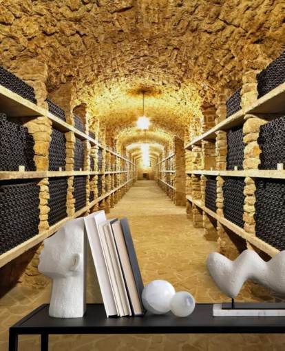 Antica Carta da Parati Bottiglie di Vino nell'Antica Cantina