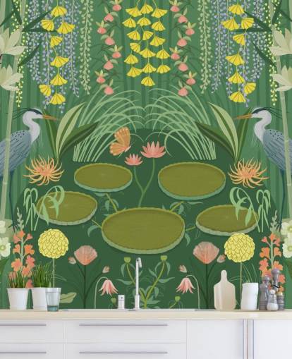 aanpasbare behangmuurschildering met groene kraanvogels genaamd Jardin d'Eau van Kate Merritt