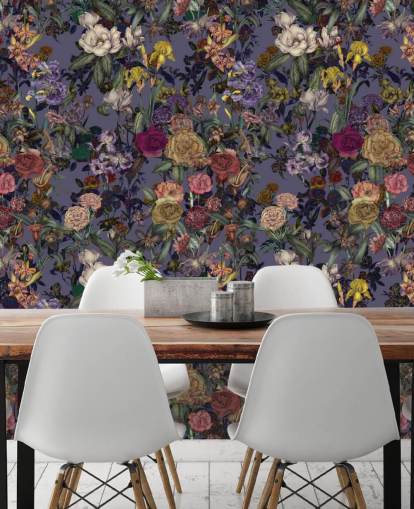 värikäs kukkakuvioinen seinämaalaus nimeltä Flower Garden Extra Purple, kirjoittanut Karina Eibatova