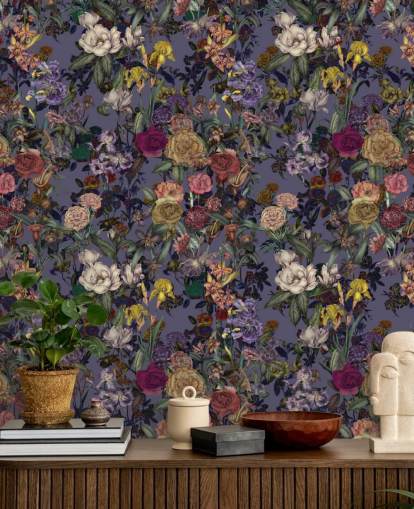 värikäs kukkakuvioinen seinämaalaus nimeltä Flower Garden Extra Purple, kirjoittanut Karina Eibatova