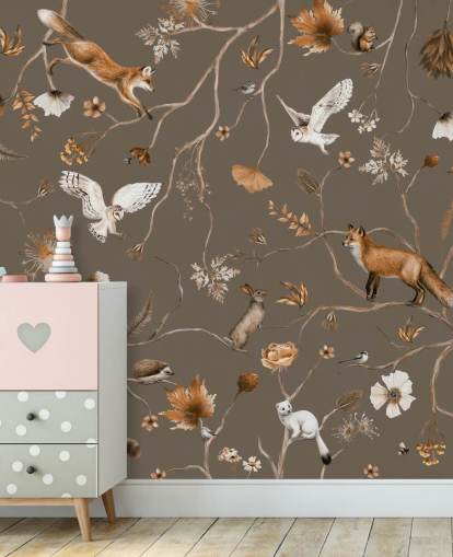 brunt tilpassbart barneskogveggmaleri kalt Playful Forest - Taupe av Kikki Belle