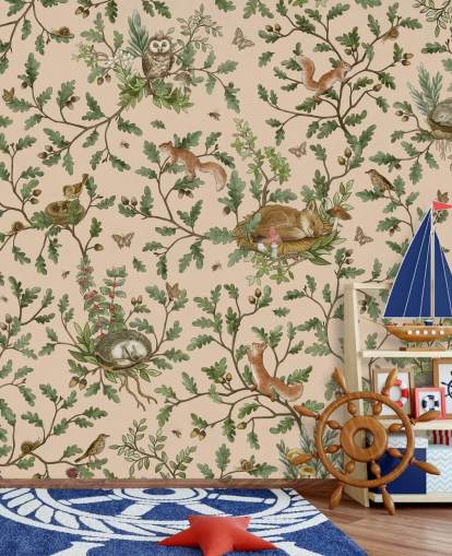 murale beige personalizzato per bambini chiamato Playful Woods - Beige di Kikki Belle per pareti della cameretta dei bambini e delle camerette dei bambini