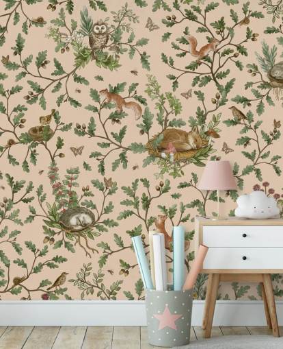 peinture murale beige personnalisée pour enfants appelée Playful Woods - Beige de Kikki Belle pour les murs de la crèche et de la chambre d'enfant
