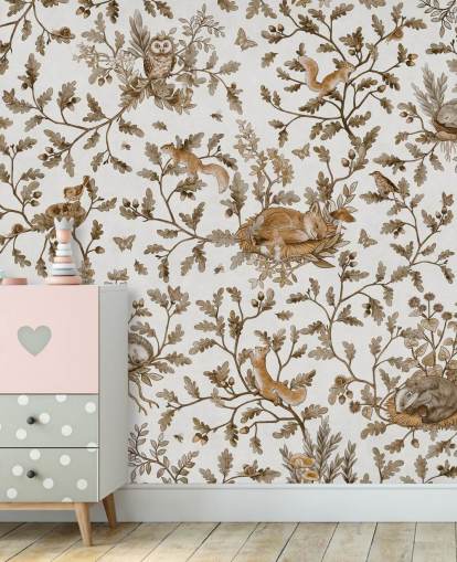 witte en bruine op maat gemaakte vintage kindermuurschildering genaamd Playful Woods - Vintage White van Kikki Belle