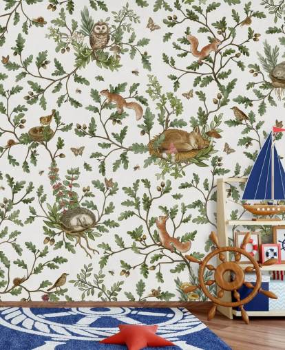 Personalisierbares Tier-Wandbild in Weiß und Grün namens Playful Woods - White von Kikki Belle